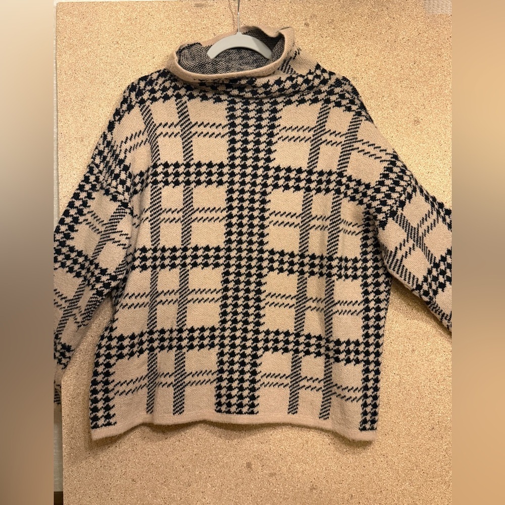 Elegant Checkered Turtleneck Sweater - Gilli Size Large
